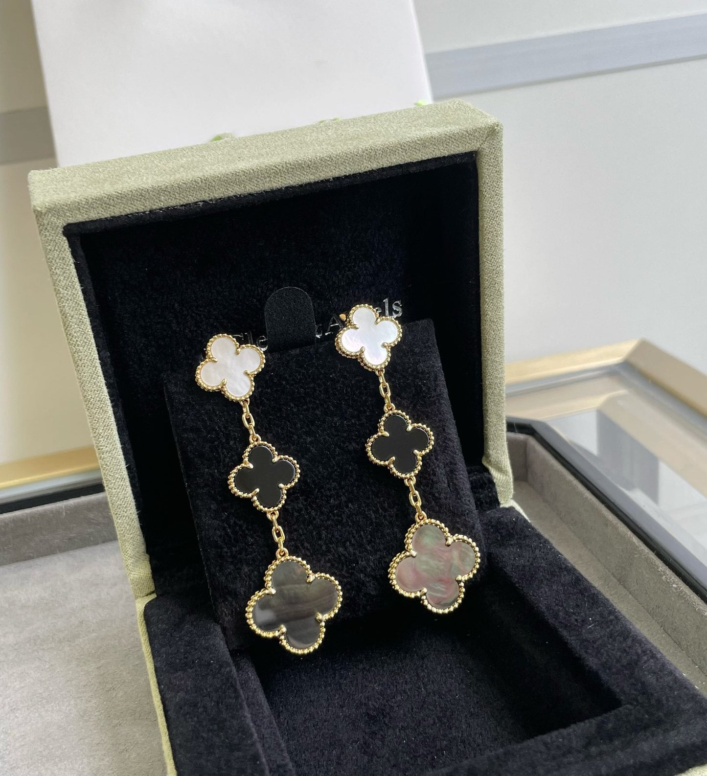 [Joyas Regalia] PENDIENTES DE ORO ROSA OSCURO CON 3 MOTIVOS DE TRÉBOL Y ÓNIX MOP