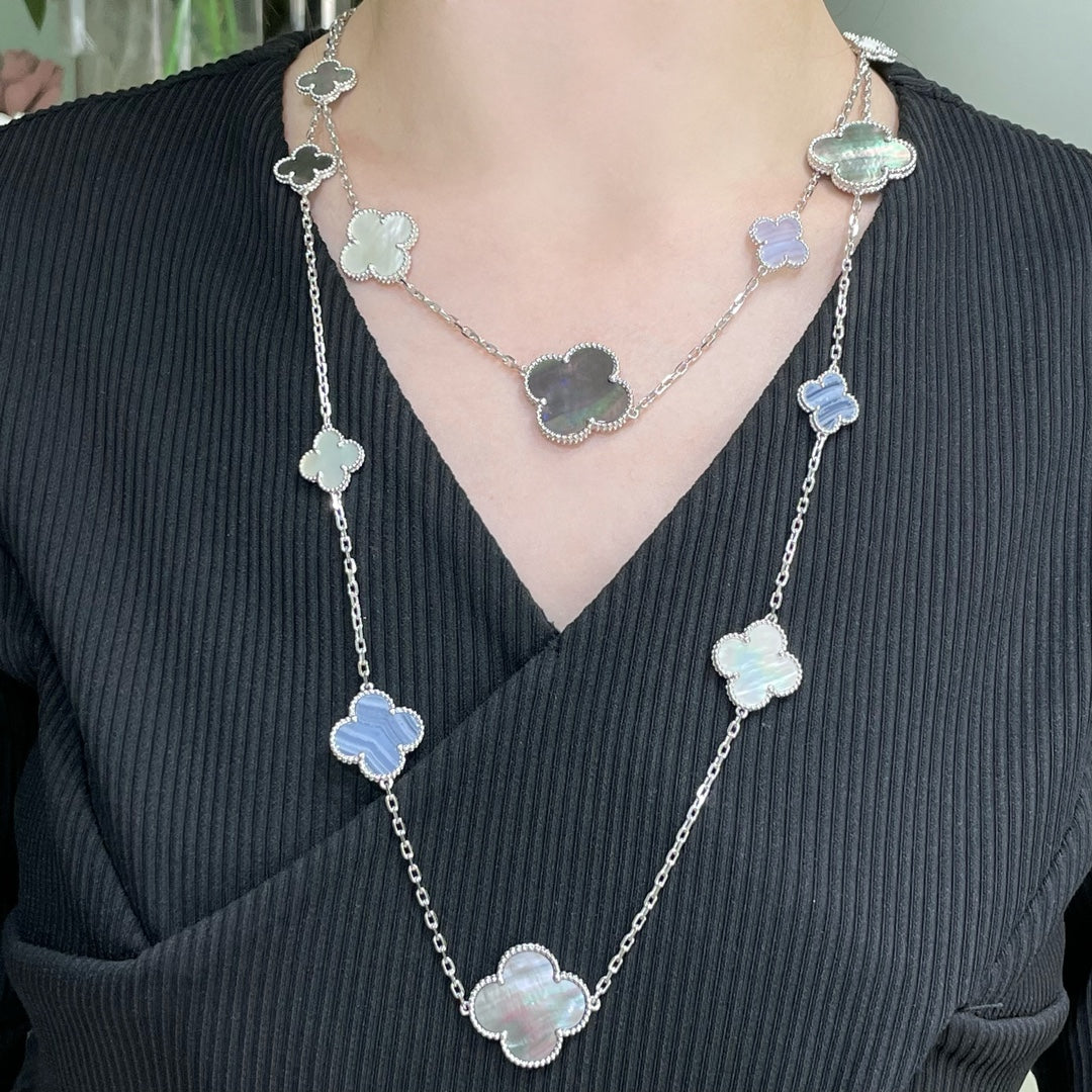 [Bijoux Regalia] COLLIER EN ARGENT ET CALCÉDOINE À 16 MOTIFS DE TRÈFLE