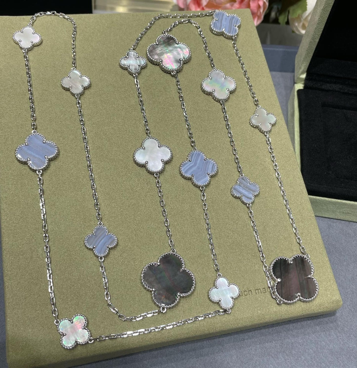[Bijoux Regalia] COLLIER EN ARGENT ET CALCÉDOINE À 16 MOTIFS DE TRÈFLE