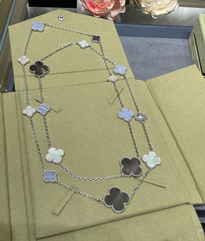 [Bijoux Regalia] COLLIER EN ARGENT ET CALCÉDOINE À 16 MOTIFS DE TRÈFLE
