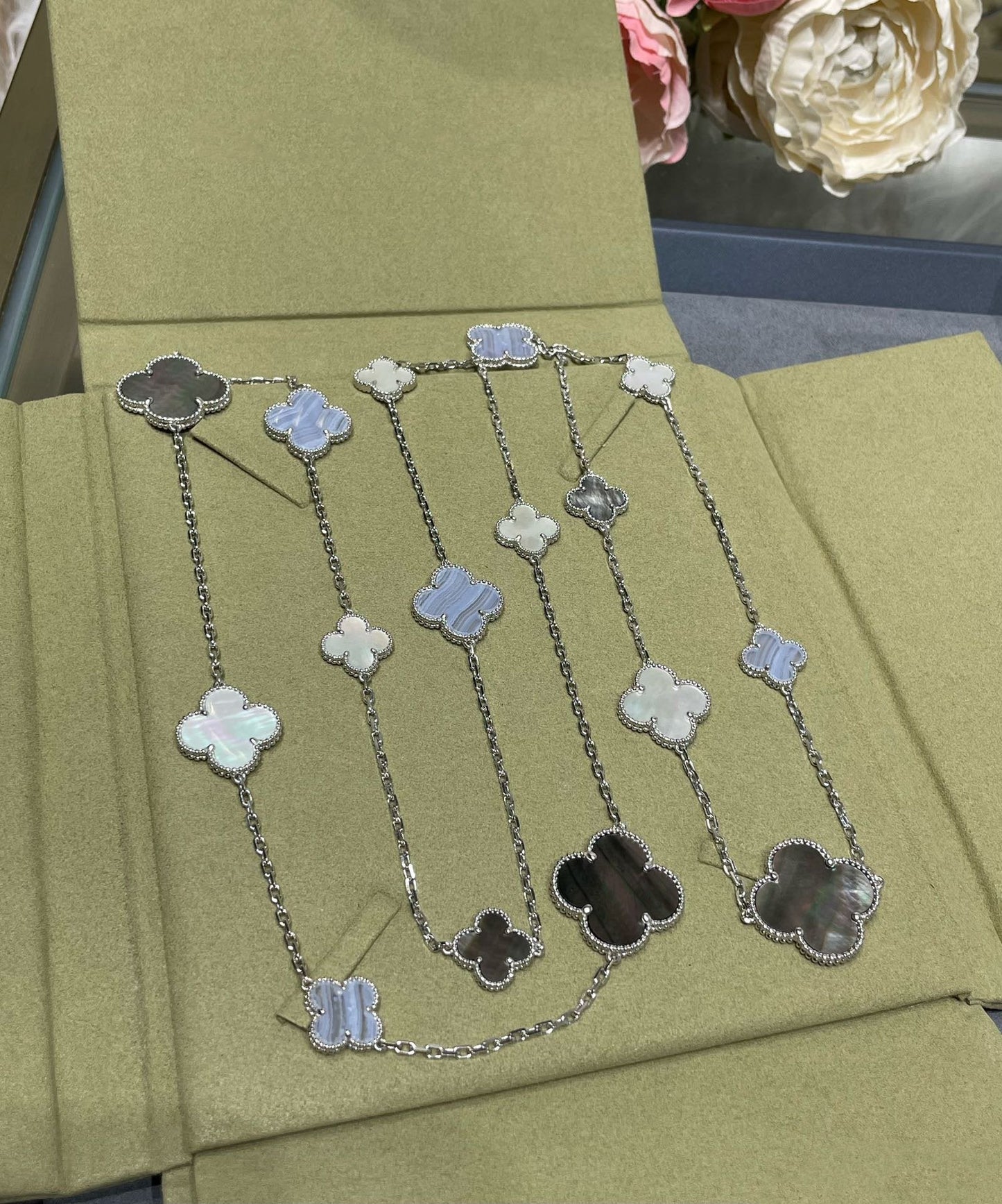 [Bijoux Regalia] COLLIER EN ARGENT ET CALCÉDOINE À 16 MOTIFS DE TRÈFLE