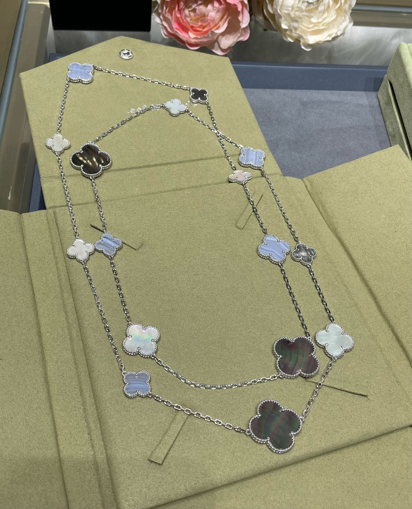 [Bijoux Regalia] COLLIER EN ARGENT ET CALCÉDOINE À 16 MOTIFS DE TRÈFLE