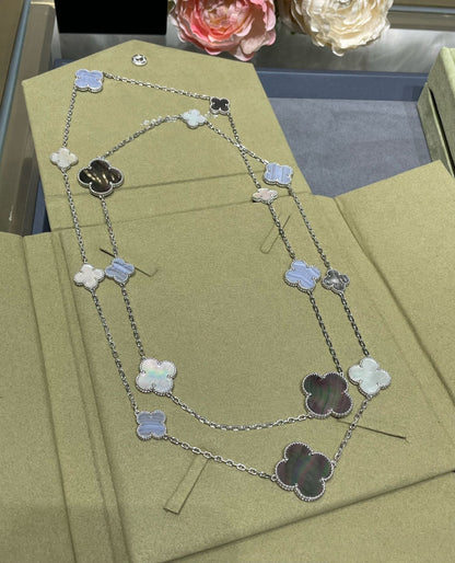 [Bijoux Regalia] COLLIER EN ARGENT ET CALCÉDOINE À 16 MOTIFS DE TRÈFLE