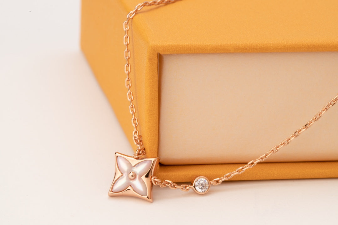 [Bijoux Regalia] COLLIER EN OR ROSE ET NACRE ROSE 1 DIAMANT