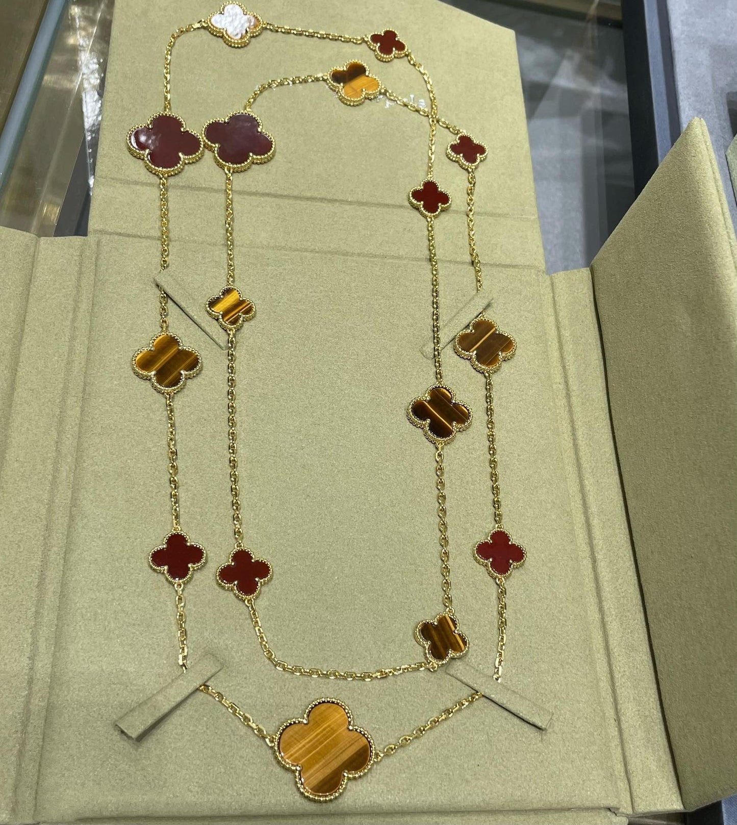 [Joyas Regalia] COLLAR DE OJO DE TIGRE CON 16 MOTIVOS DE TRÉBOL Y CORNALINA EN ORO ROSA