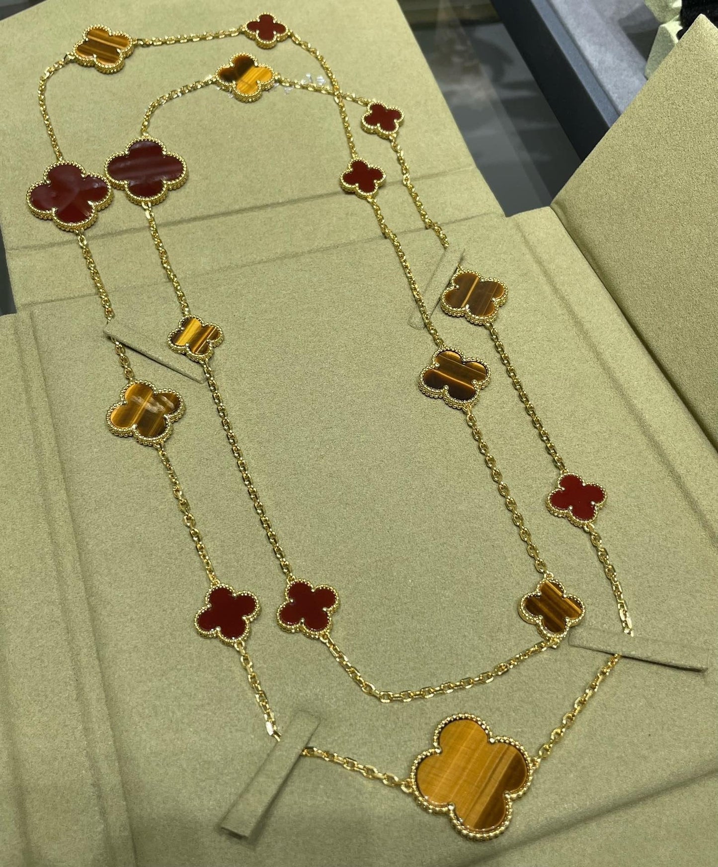 [Joyas Regalia] COLLAR DE OJO DE TIGRE CON 16 MOTIVOS DE TRÉBOL Y CORNALINA EN ORO ROSA