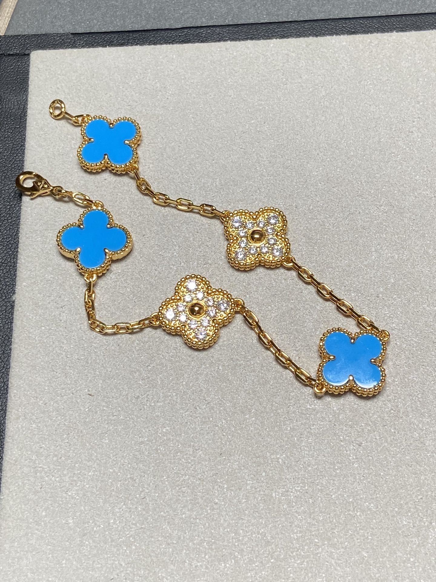 [Regalia jewelry]CLOVER 5 MOTIF BLUE CHALCEDONY DIAMOND GOLD BRACELET
