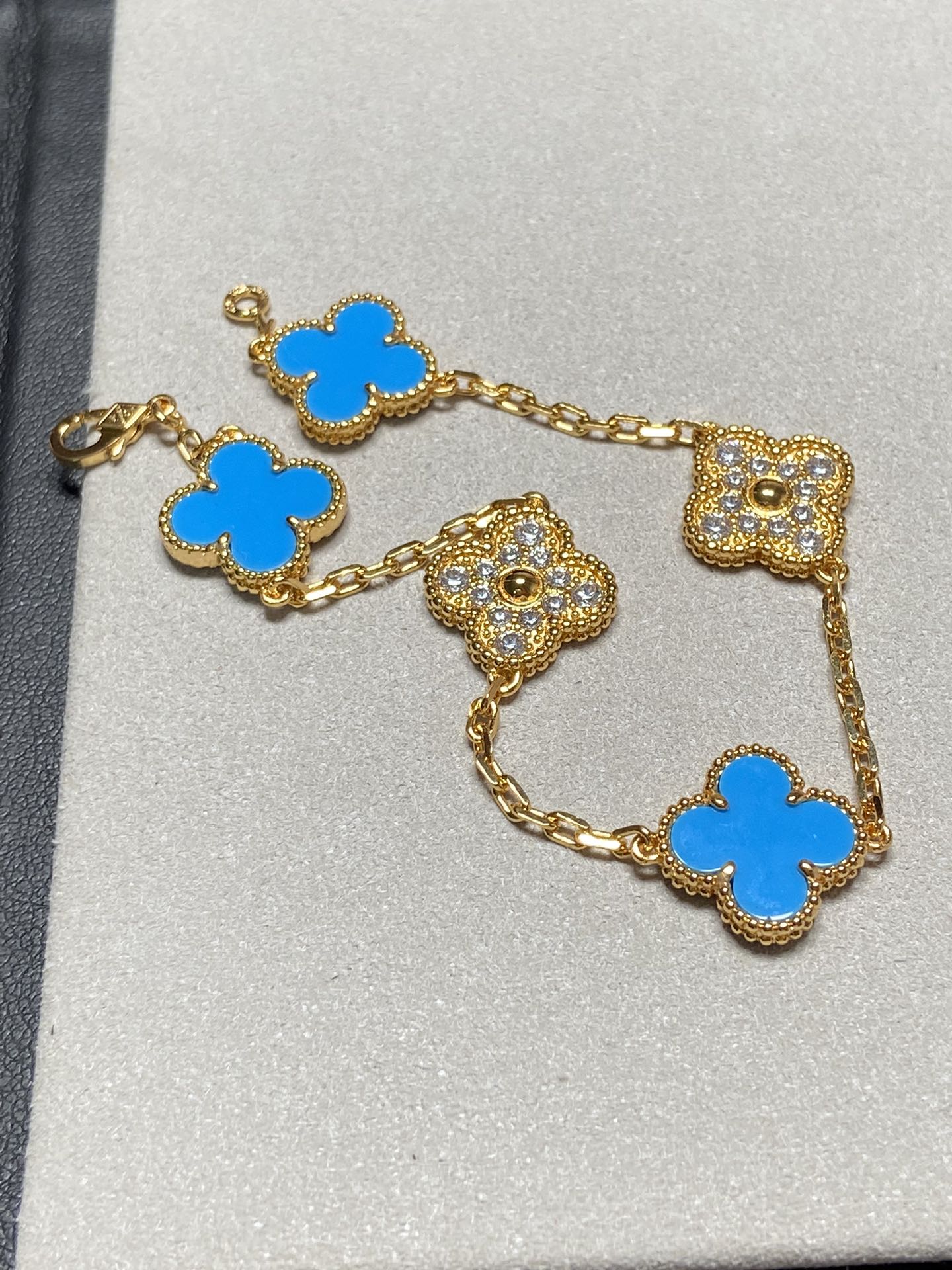 [Regalia jewelry]CLOVER 5 MOTIF BLUE CHALCEDONY DIAMOND GOLD BRACELET