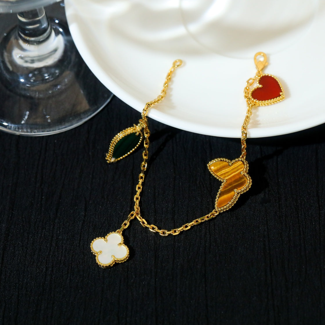 [Joyas Regalia] PULSERA DE ORO CON 5 MOTIVOS LUCKY SPRING 