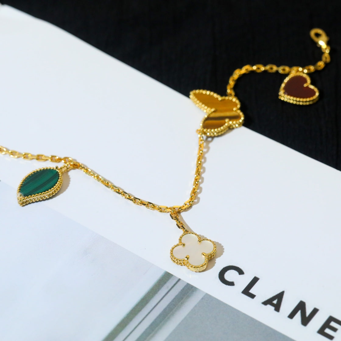 [Joyas Regalia] PULSERA DE ORO CON 5 MOTIVOS LUCKY SPRING 