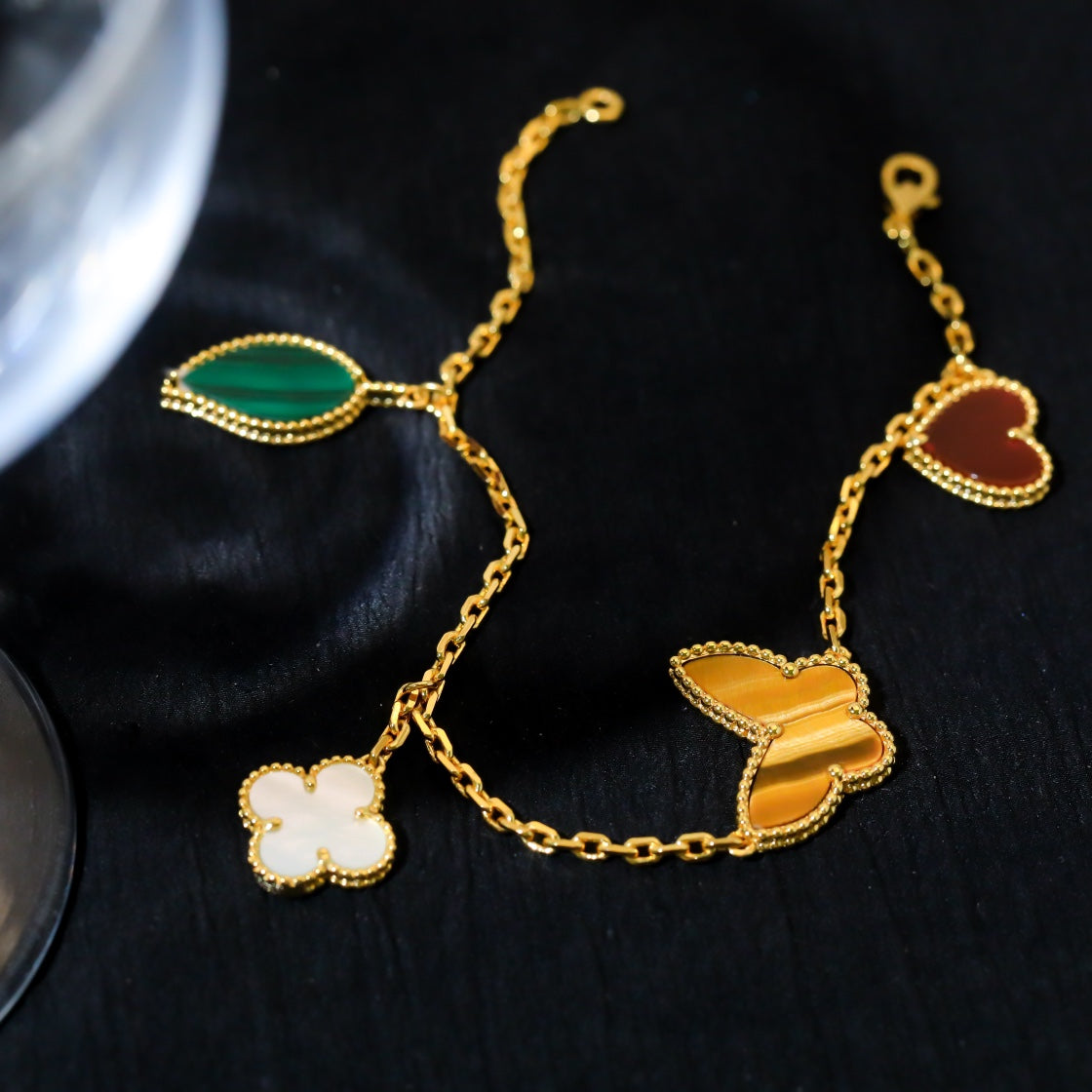 [Joyas Regalia] PULSERA DE ORO CON 5 MOTIVOS LUCKY SPRING 