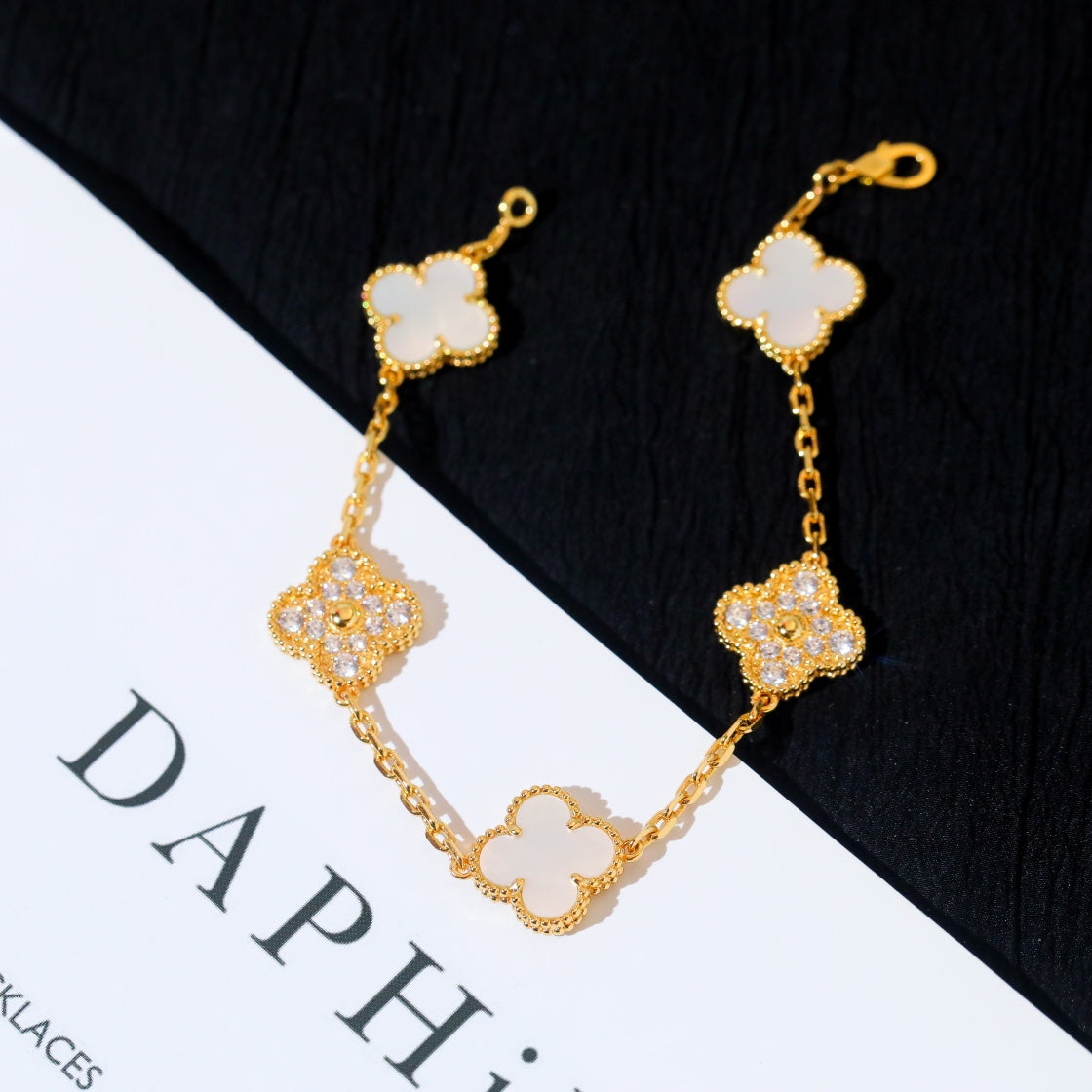 [Regalia jewelry]CLOVER BRACELET 5 MOTIF WHITE MOP DIAMOND
