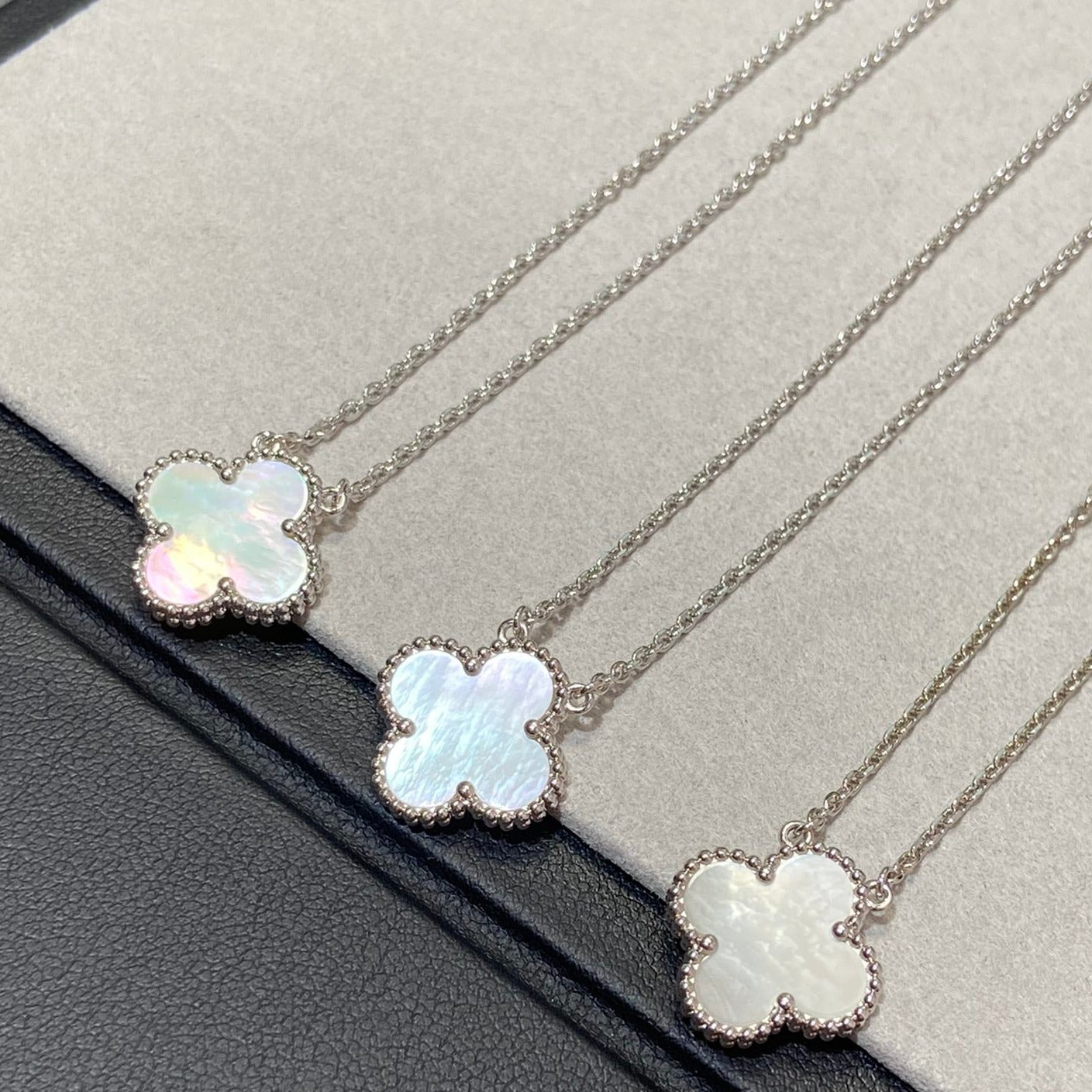 [Regalia jewelry]CLOVER MEDIUM SILVER WHITE MOP NECKLACE