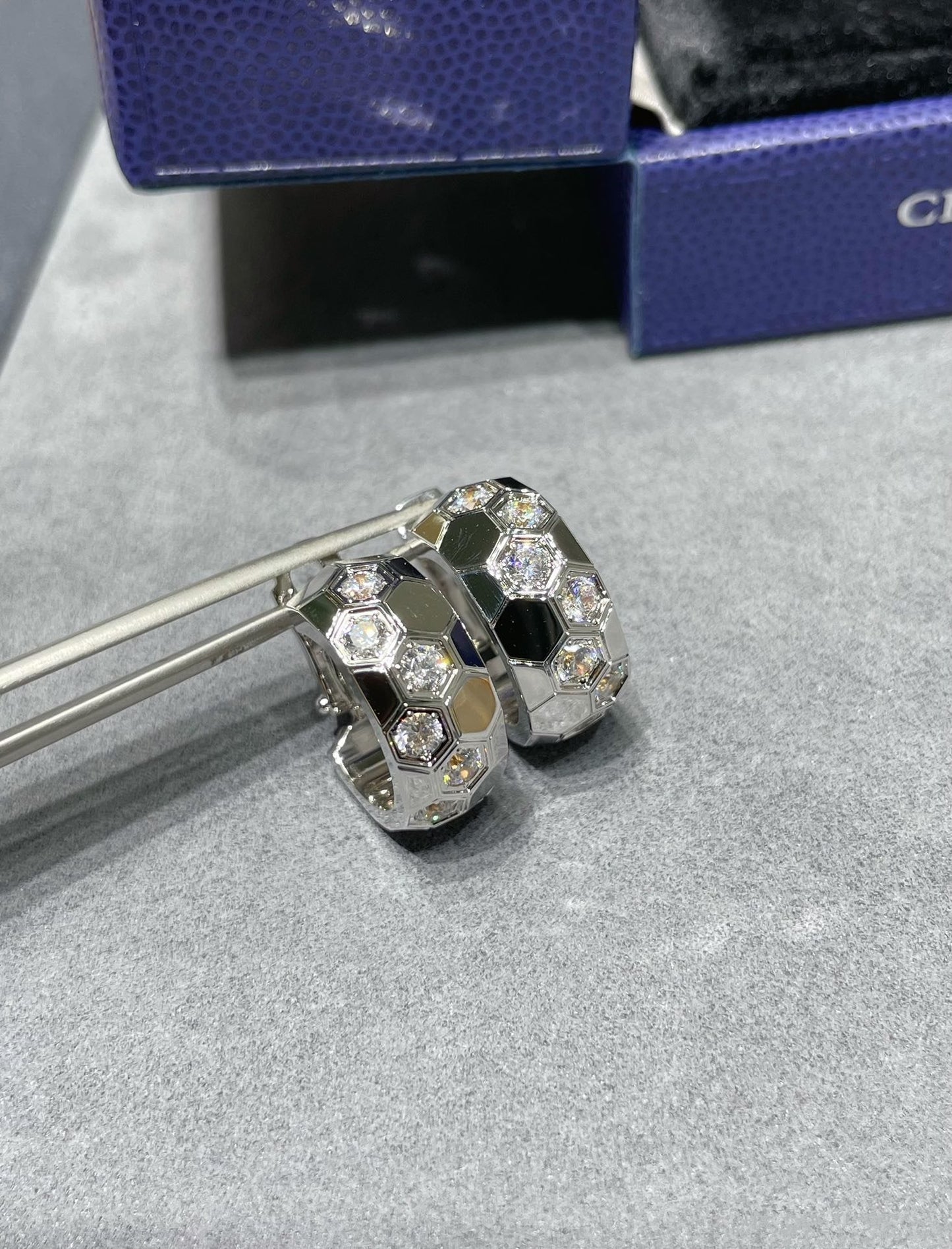 [Regalia jewelry]BEE LOVE DIAMOND HOOP EARRINGS