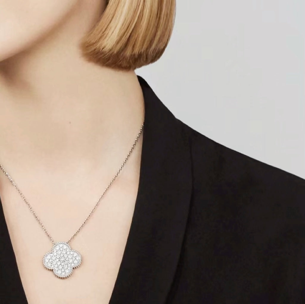 [Joyas Regalia] COLLAR DE PLATA CON COLGANTE DE TRÉBOL DE 25 MM Y DIAMANTES PAVÉ