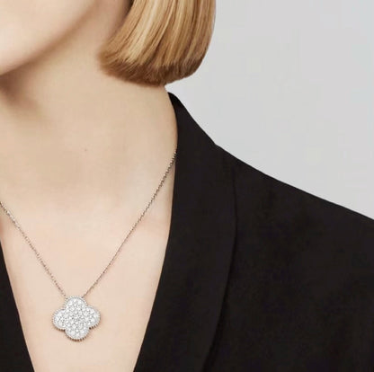[Joyas Regalia] COLLAR DE PLATA CON COLGANTE DE TRÉBOL DE 25 MM Y DIAMANTES PAVÉ