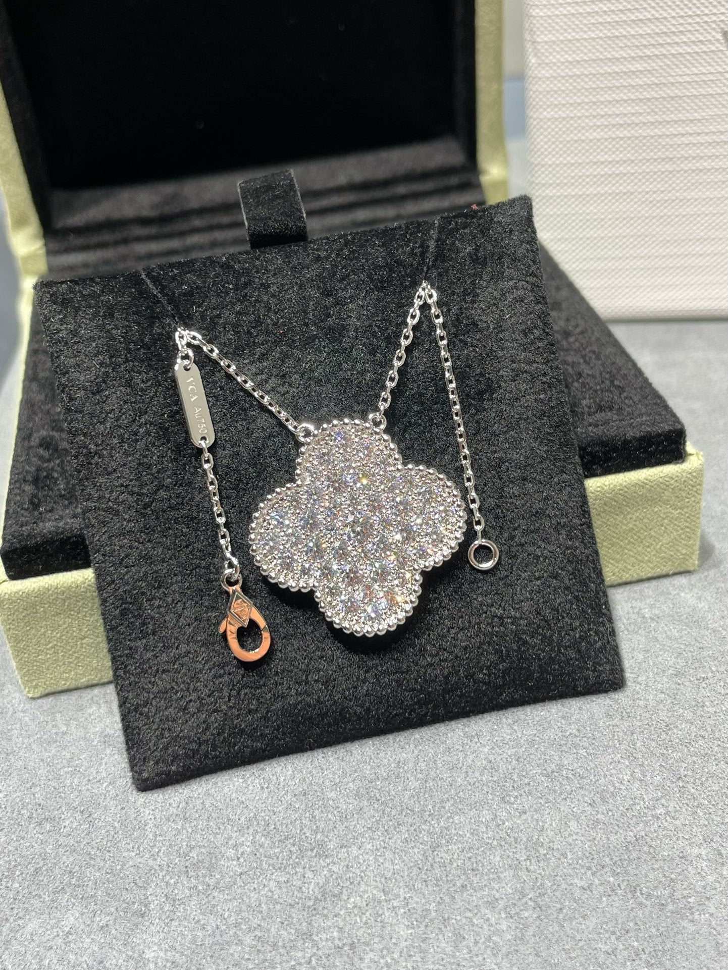 [Joyas Regalia] COLLAR DE PLATA CON COLGANTE DE TRÉBOL DE 25 MM Y DIAMANTES PAVÉ