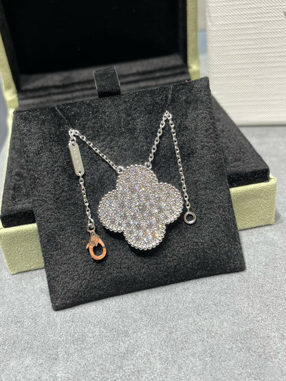 [Joyas Regalia] COLLAR DE PLATA CON COLGANTE DE TRÉBOL DE 25 MM Y DIAMANTES PAVÉ