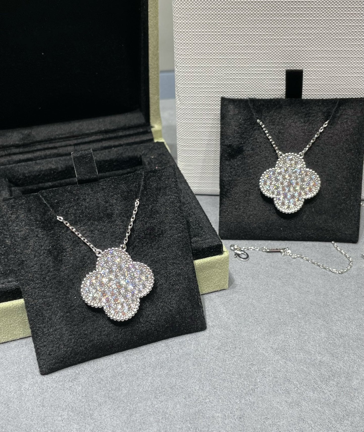 [Joyas Regalia] COLLAR DE PLATA CON COLGANTE DE TRÉBOL DE 25 MM Y DIAMANTES PAVÉ
