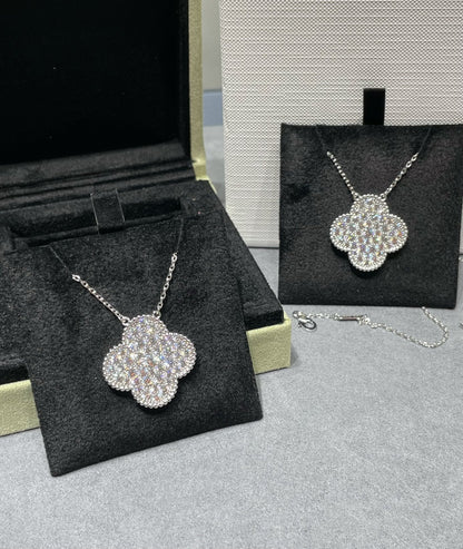 [Joyas Regalia] COLLAR DE PLATA CON COLGANTE DE TRÉBOL DE 25 MM Y DIAMANTES PAVÉ