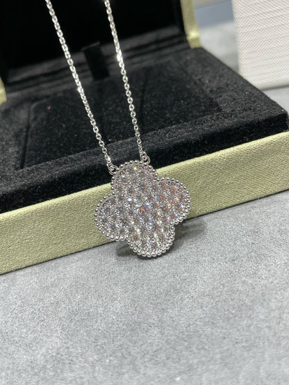 [Joyas Regalia] COLLAR DE PLATA CON COLGANTE DE TRÉBOL DE 25 MM Y DIAMANTES PAVÉ