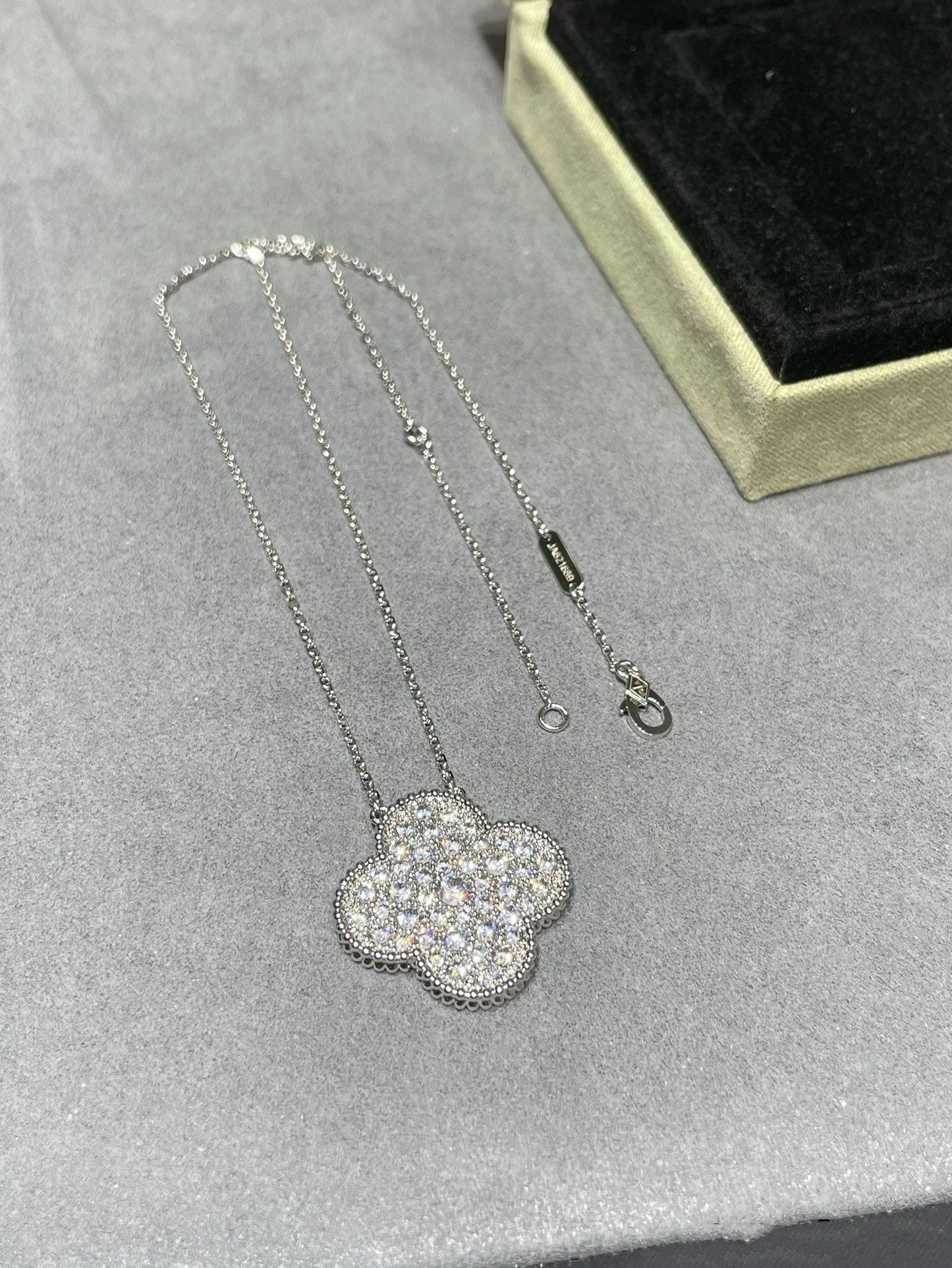[Joyas Regalia] COLLAR DE PLATA CON COLGANTE DE TRÉBOL DE 25 MM Y DIAMANTES PAVÉ