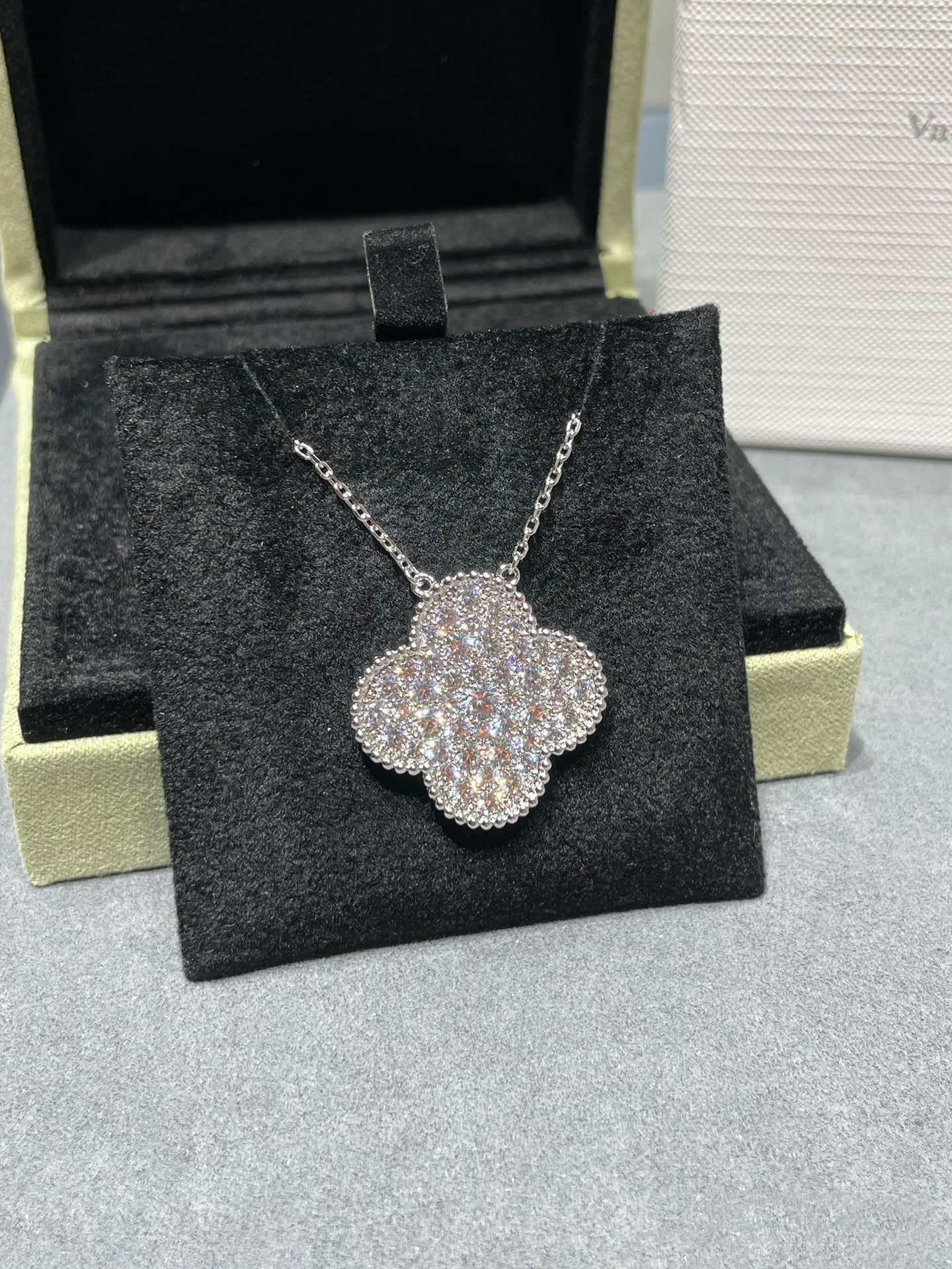 [Joyas Regalia] COLLAR DE PLATA CON COLGANTE DE TRÉBOL DE 25 MM Y DIAMANTES PAVÉ