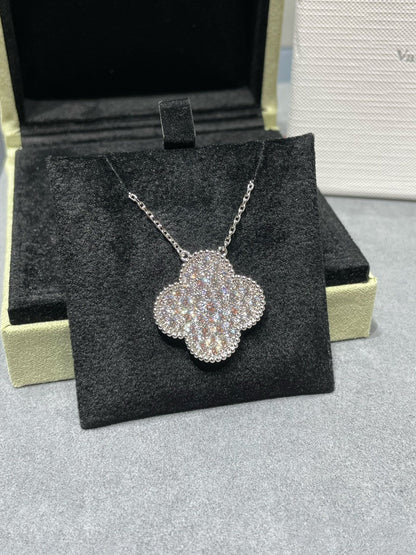 [Joyas Regalia] COLLAR DE PLATA CON COLGANTE DE TRÉBOL DE 25 MM Y DIAMANTES PAVÉ