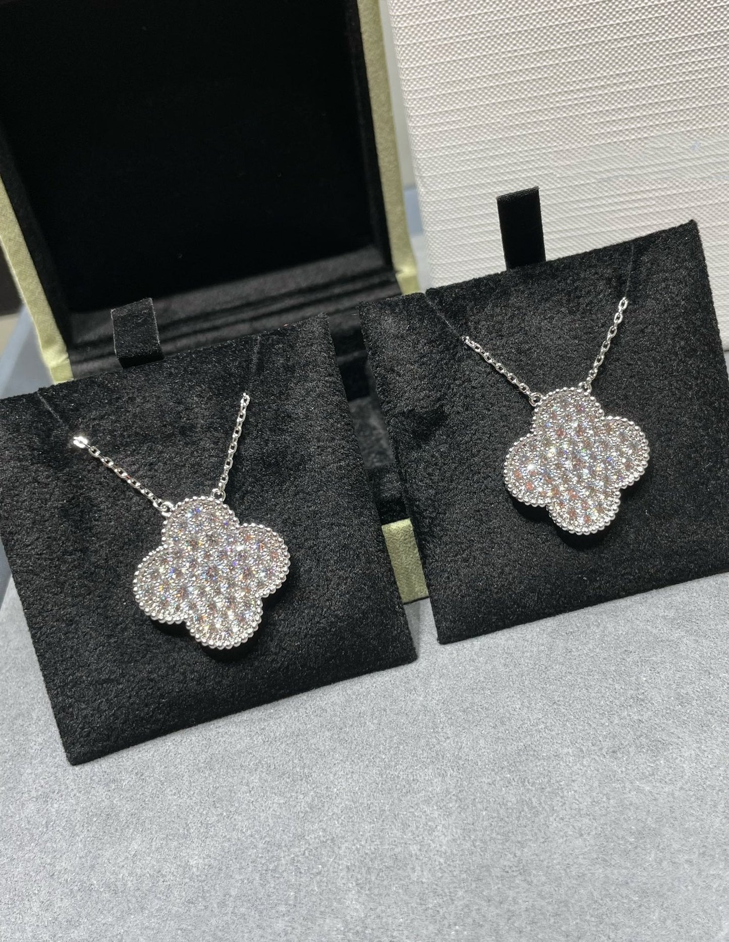 [Joyas Regalia] COLLAR DE PLATA CON COLGANTE DE TRÉBOL DE 25 MM Y DIAMANTES PAVÉ