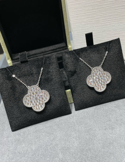 [Joyas Regalia] COLLAR DE PLATA CON COLGANTE DE TRÉBOL DE 25 MM Y DIAMANTES PAVÉ