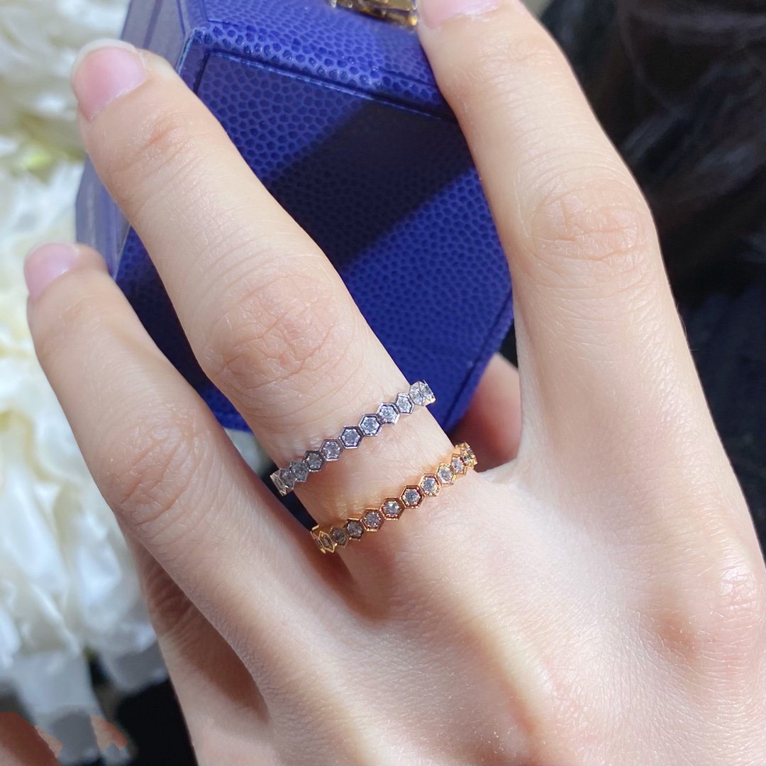 [Joyas Regalia] ANILLO PEQUEÑO CON PAVÉ DE DIAMANTES BEE LOVE