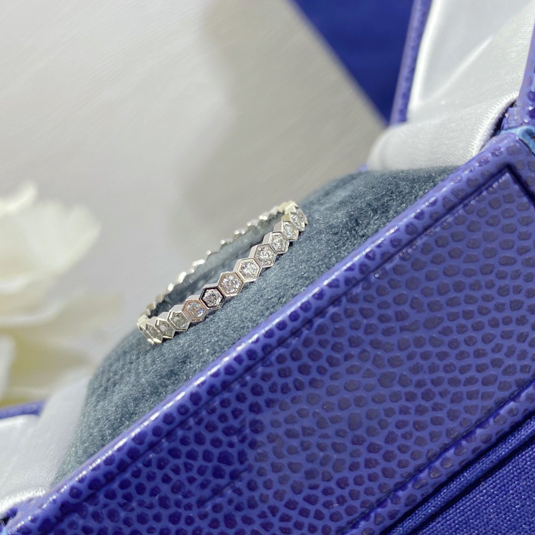 [Joyas Regalia] ANILLO PEQUEÑO CON PAVÉ DE DIAMANTES BEE LOVE