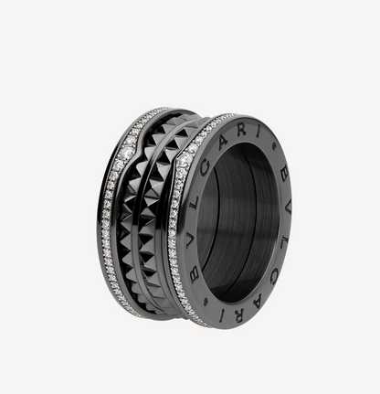 [Joyas Regalia] ANILLO ZERO 1 ROCK DE CUATRO BANDAS DE CERÁMICA NEGRA CON ESPIRAL TACHUELADA Y DIAMANTES PAVÉ