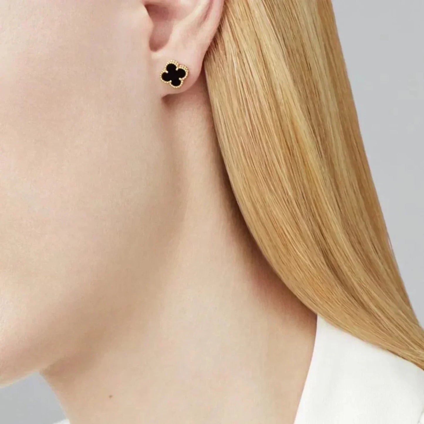 [Joyas Regalia] PENDIENTES MINI TRÉBOL DE 9,5 MM DE MOPA NEGRA