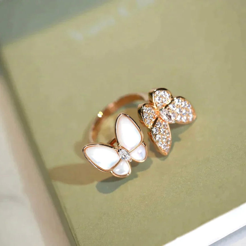 [Joyas Regalia] ANILLO DE TRAPEADOR CON DIAMANTES Y MARIPOSA DOBLE