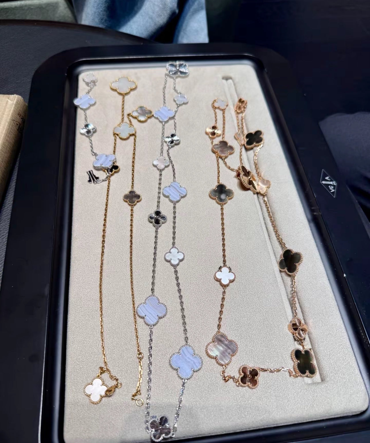 [Joyas Regalia] COLLAR DE ORO BLANCO CON 16 MOTIVOS DE TRÉBOL