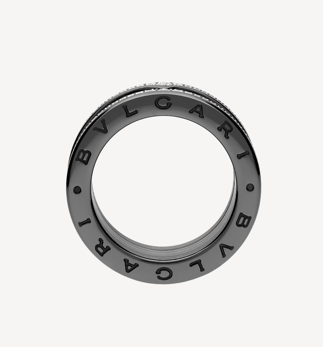 [Joyas Regalia] ANILLO ZERO 1 ROCK DE CUATRO BANDAS DE CERÁMICA NEGRA CON ESPIRAL TACHUELADA Y DIAMANTES PAVÉ
