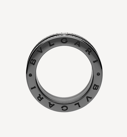 [Joyas Regalia] ANILLO ZERO 1 ROCK DE CUATRO BANDAS DE CERÁMICA NEGRA CON ESPIRAL TACHUELADA Y DIAMANTES PAVÉ