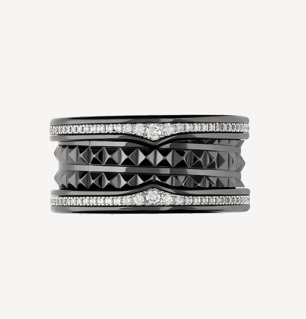 [Joyas Regalia] ANILLO ZERO 1 ROCK DE CUATRO BANDAS DE CERÁMICA NEGRA CON ESPIRAL TACHUELADA Y DIAMANTES PAVÉ
