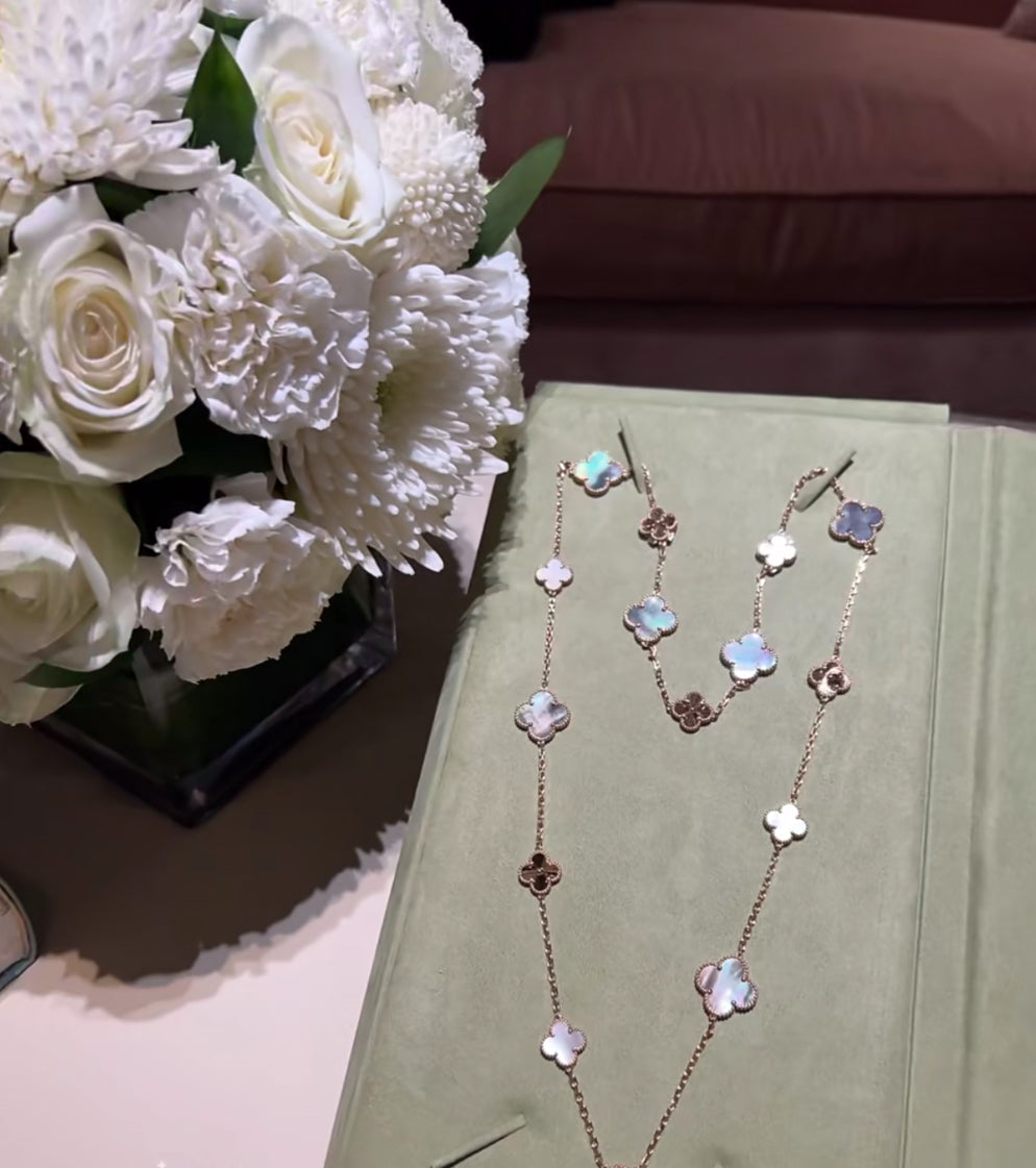 [Joyas Regalia] COLLAR DE ORO BLANCO CON 16 MOTIVOS DE TRÉBOL