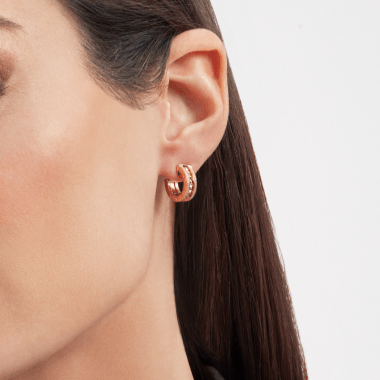 [Joyas Regalia] PENDIENTES DE ORO ZERO 1 ROCK CON ESPIRAL TACHUELADA Y DIAMANTES PAVÉ