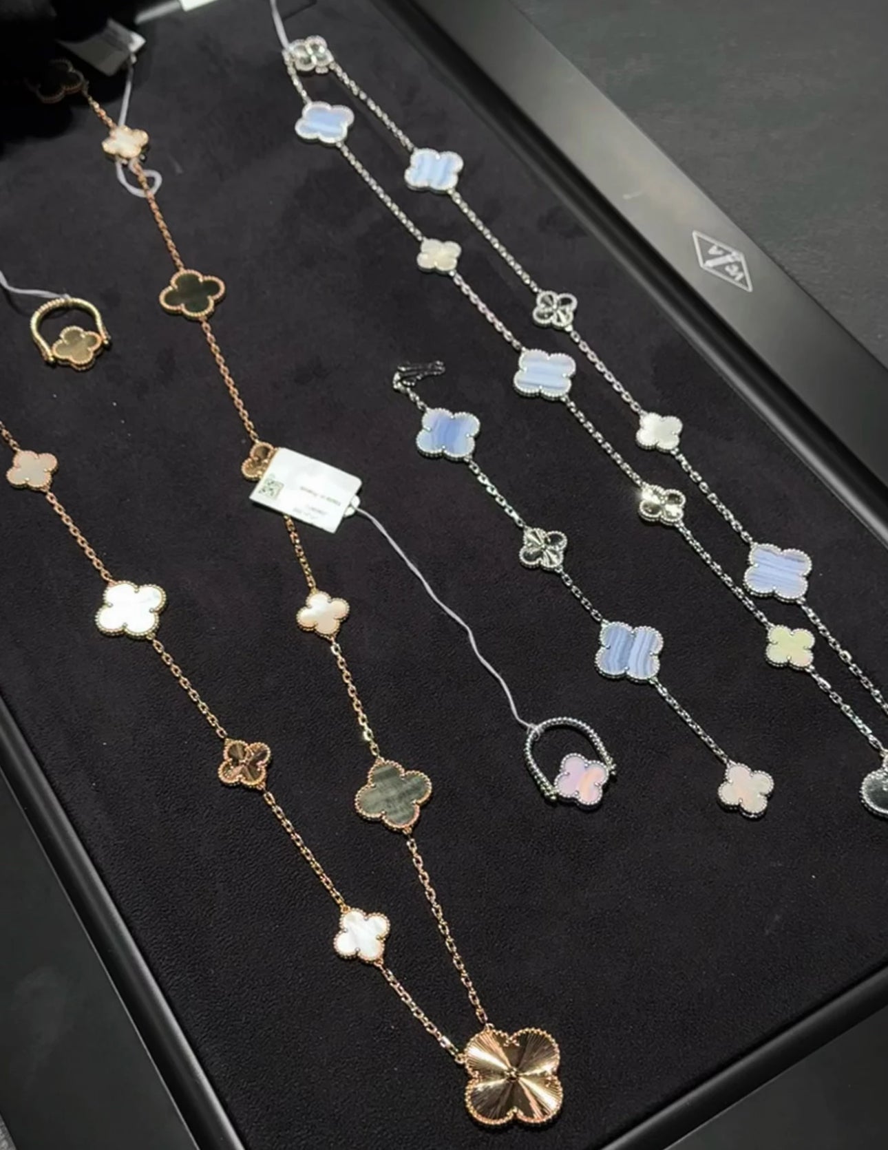 [Bijoux Regalia] COLLIER EN OR ET NACRE BLANCHE À 16 MOTIFS