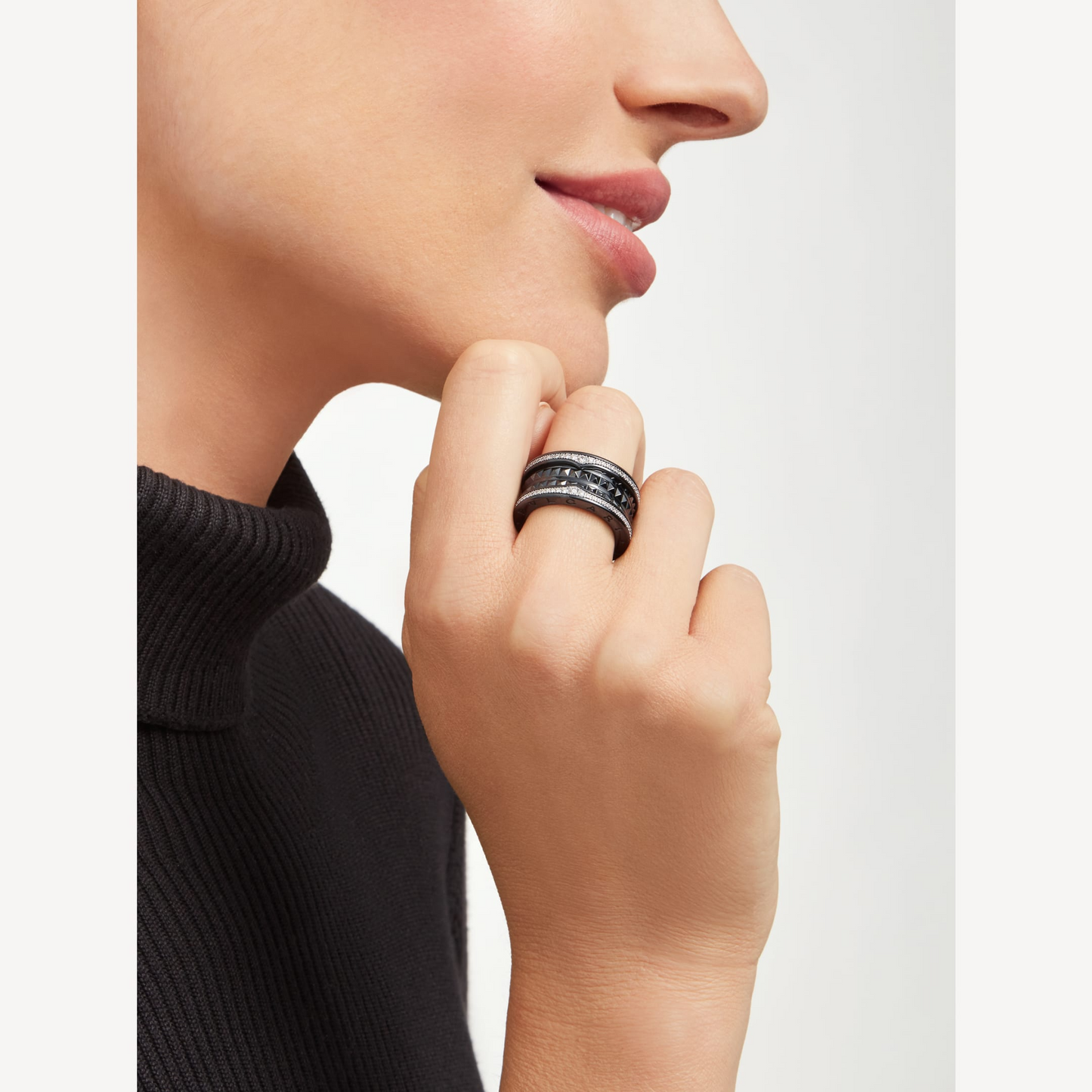 [Joyas Regalia] ANILLO ZERO 1 ROCK DE CUATRO BANDAS DE CERÁMICA NEGRA CON ESPIRAL TACHUELADA Y DIAMANTES PAVÉ