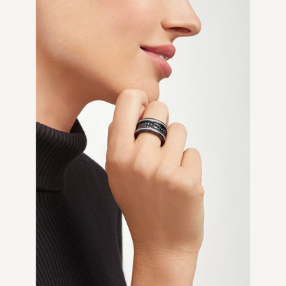 [Joyas Regalia] ANILLO ZERO 1 ROCK DE CUATRO BANDAS DE CERÁMICA NEGRA CON ESPIRAL TACHUELADA Y DIAMANTES PAVÉ