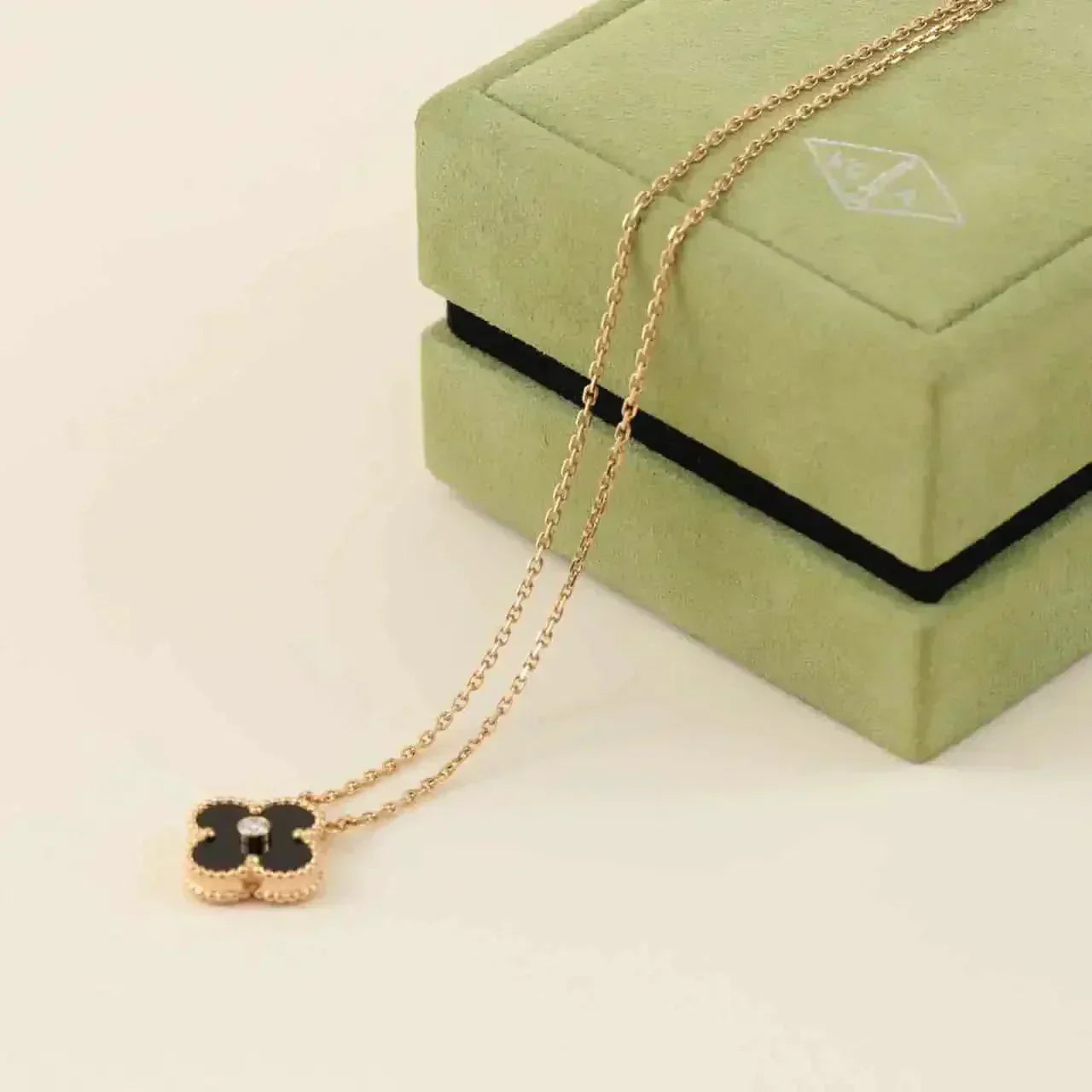 [Bijoux Regalia] COLLIER TRÈFLE DIAMANT ONYX 15 MM