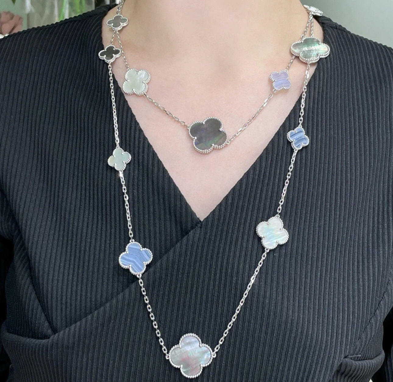 [Bijoux Regalia] COLLIER EN OR ET NACRE BLANCHE À 16 MOTIFS