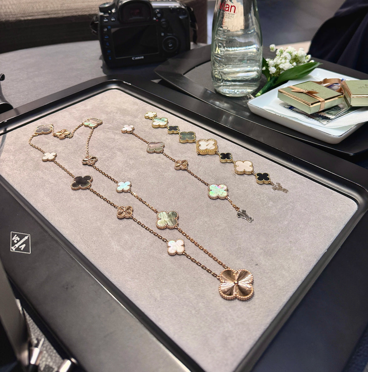 [Joyas Regalia] COLLAR DE ORO BLANCO CON 16 MOTIVOS DE TRÉBOL