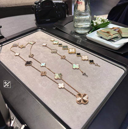 [Joyas Regalia] COLLAR DE ORO BLANCO CON 16 MOTIVOS DE TRÉBOL