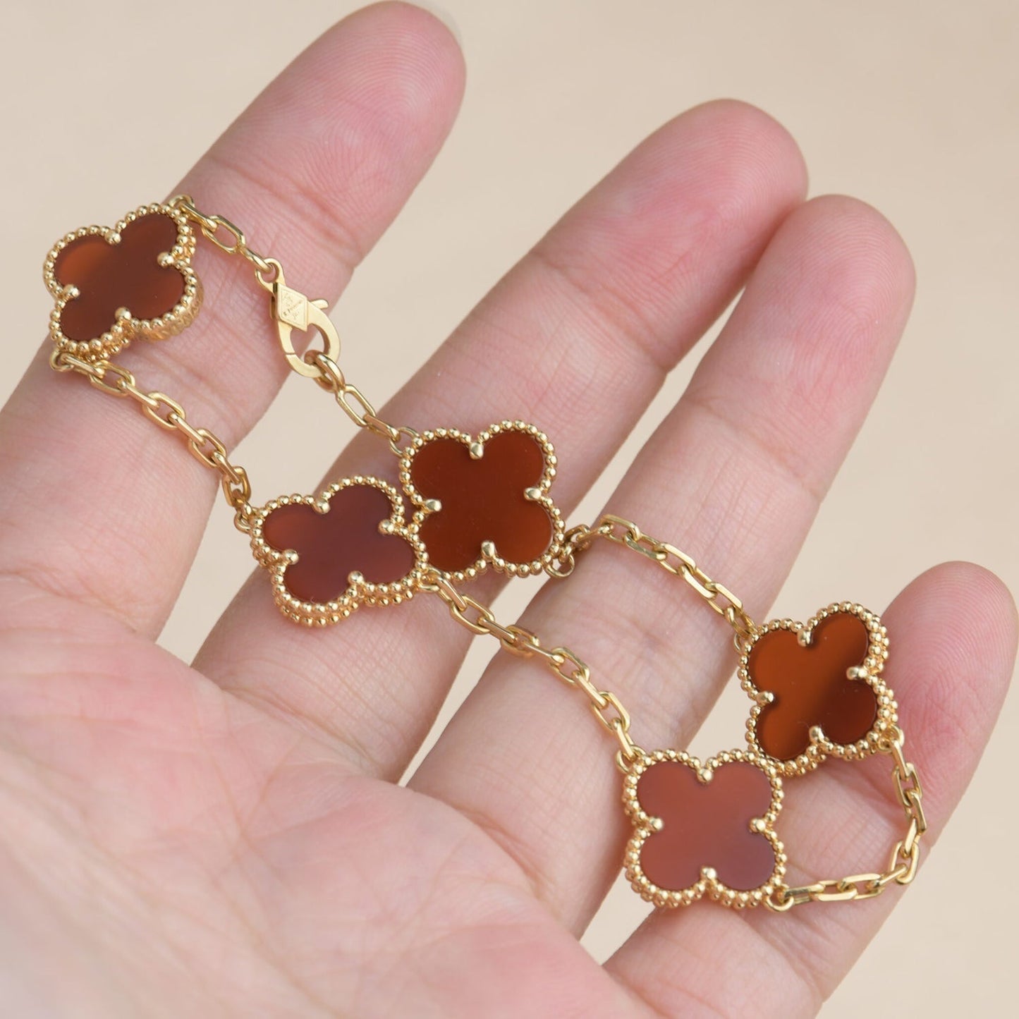 [Joyas Regalia]Pulsera de ágata roja con cinco motivos de trébol 