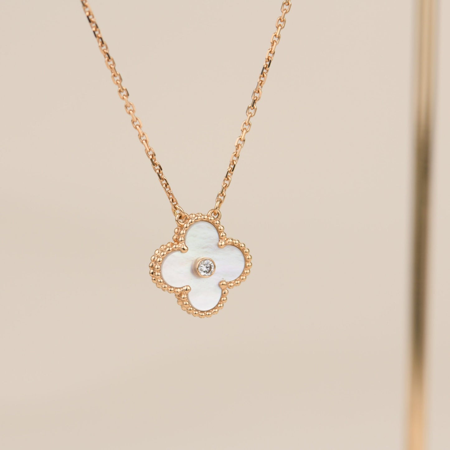 [Bijoux Regalia] COLLIER FRITILLARIA BLANC DIAMANT TRÈFLE 15 MM